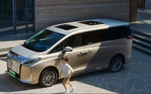 'Chuyên cơ mặt đất' Toyota Alphard lại có thêm 'anh em song sinh' gây sốt: kích thước khủng dài hơn 5,4m, đi 175 km không tốn giọt xăng
