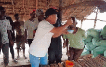 Lần đầu nếm thử cà pháo mắm tôm, trai làng Angola có biểu cảm khiến netizen khoái chí