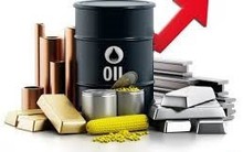 Thị trường ngày 18/10: Giá dầu, vàng, đồng, quặng sắt đồng loạt tăng, cao su cao nhất 16 tháng
