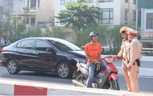 Xe máy bỏ chạy ngược chiều tại Vành đai 2 trên cao khi gặp CSGT