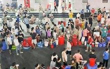 Cư dân Hà Nội rồng rắn xếp hàng chờ lấy nước sạch