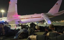 Đoàn Thủ tướng Đức phải sơ tán khỏi máy bay khi hai tên lửa lao vào Israel