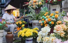 Giá hoa 20/10 giảm nhẹ, người bán không kịp ngơi tay