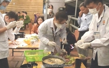 Sau 10 phút ăn lẩu tại quán, 5 người ngộ độc nặng