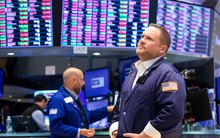 Không giữ được màu xanh, Dow Jones quay đầu giảm 250 điểm, sắc đỏ bao trùm chứng khoán Mỹ