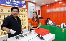 Khoa Pug bỏ nửa tỷ ra mua nguyên dàn iPhone 15 Pro Max đủ màu, đập hộp, bóc seal tại chỗ