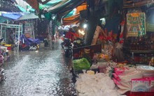 Tiểu thương khóc ròng sau cơn mưa tầm tã nhiều giờ ở TPHCM