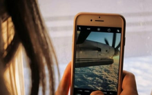 Vô tư chụp ảnh trên máy bay, nữ hành khách Trung Quốc bị bắt ngay khi hạ cánh