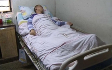 Nhà cửa luôn sạch sẽ từ ngày thuê giúp việc về chăm bố bị liệt, con gái lén về thăm bật khóc trước cảnh tượng này