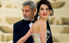 Người đàn ông 60 tuổi vẫn phong độ đẹp trai nhất thế giới, sở hữu nửa tỷ USD: Ra đường là cá mập nhưng gặp vợ là "cá con"