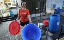 Cuộc sống đảo lộn vì mất nước suốt nhiều ngày tại Khu đô thị Thanh Hà: Người dân cầm cự bằng từng bình nước đi xin