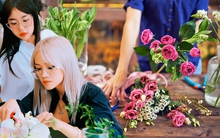 Chủ tiệm hoa bày cách cắm hoa luôn tươi, chỉ ra 1 đặc điểm của "hoa đông lạnh" mà chị em không nên mua