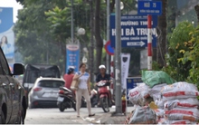 Nóng chuyện đổ trộm phế thải xây dựng trên vỉa hè Thủ đô