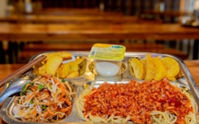 Một trường học ở Hà Nội "gây bão" vì bữa ăn quá chất lượng, bảo sao phụ huynh xếp hàng trắng đêm giành suất cho con vào lớp 1