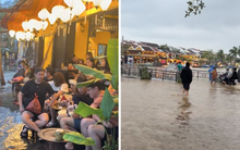 Đi Hội An đúng mùa nước lũ, nhiều du khách vẫn tranh thủ tận hưởng "đặc sản" phố cổ theo cách rất đặc biệt