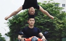 Clip Quốc Cơ - Quốc Nghiệp chồng đầu lái xe máy gây tranh cãi