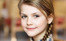 Em bé hoàng gia đình đám không kém gì Công chúa Charlotte, chỉ sau vài năm đã trở thành mỹ nhân thực thụ