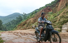 Hàng trăm khối đá chực chờ sạt lở, nuốt chửng đường quốc phòng ven biển Hà Tĩnh