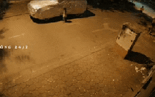 Đứa trẻ nghịch dại đem bật lửa đốt ô tô khiến phố Hà Nội xôn xao, camera ghi lại diễn biến