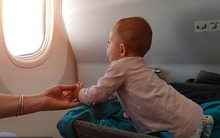 Tức vì người phụ nữ thay tã cho con trên ghế máy bay, hành khách lên mạng 'xả giận' ai ngờ bị mắng ngược lại