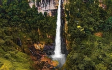 Phát hiện thác nước được mệnh danh là “đệ nhất thác” Tây Bắc, đường đi hiểm trở, cách Hà Hội hơn 100km