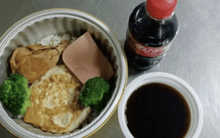 Ảnh bữa trưa tại trường tiểu học bị phát tán, hội đồng phụ huynh giật mình, yêu cầu nhà trường thay đổi ngay