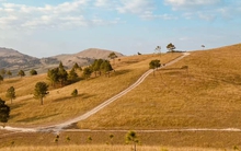 Chi phí đến đỉnh núi Ba Tầng để ngắm bức tranh hoàng hôn đẹp như Thụy Sĩ mùa cỏ cháy