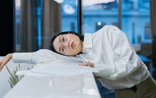 28 tuổi có 2 bằng đại học, lương 1,4 tỷ/năm vẫn chẳng đủ tiền kết hôn hay mua nhà, tôi nhận ra:  Sống hưởng thụ cùng bố mẹ dễ thở hơn!