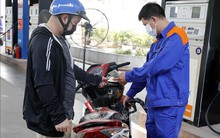 Cử tri kiến nghị giảm thêm thuế, phí xăng dầu để hỗ trợ doanh nghiệp