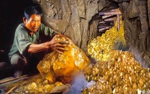 Lão nông phát hiện “kho vàng” trong hang núi, đem đến ngân hàng đổi lấy tiền thì cảnh sát ập đến, nhận về bài học nhớ đời