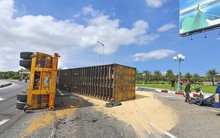 Container chở hàng liên tiếp bị lật khi qua vòng xuyến