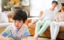 5 hành vi cho thấy cha mẹ đang khắt khe quá mức, gây áp lực khiến con mệt mỏi