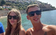 Chi 45 triệu VNĐ cho kỳ nghỉ trong mơ, vừa xuống máy bay cặp đôi 'chết điếng' khi nghe lời nói của nhân viên bảo vệ khách sạn