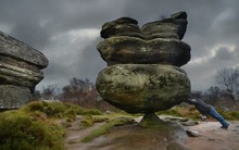 Tảng đá kỳ lạ nặng 200 tấn đứng vững trên mỏm đá tí hon