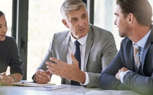 Cùng tiếp khách ở nhà hàng, lãnh đạo yêu cầu nhân viên đi gọi món: Kẻ ngốc làm theo, người EQ cao hiểu ý liền