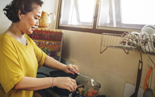 Lương hưu 5 triệu đồng, cụ bà 60 tuổi vẫn đi làm thêm 8 tiếng mỗi ngày nhưng cuộc sống luôn vui tươi