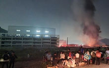 Cháy lớn tại KCN ở Bắc Giang, hàng trăm công nhân hoảng loạn ôm đồ tháo chạy
