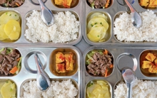 Ngỡ ngàng với suất cơm của 1 trường làng ở Hà Nội: Chỉ 20 nghìn đồng nhưng cực đầy đặn, ngày nào học sinh cũng no căng bụng