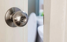 Khi không sử dụng nhà vệ sinh, nên đóng hay mở cửa? Nhiều gia đình vẫn đang làm sai