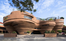 Công trình gốm 150 tỷ đồng ở Hà Nội khiến báo Mỹ trầm trồ: Rộng 3.300m2, hình bàn xoay độc đáo, có cả homestay art tiện nghi để nghỉ ngơi