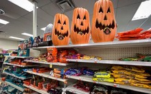 Đồ ăn ưa thích ngày lễ Halloween đang đắt hơn và nhỏ đi, tất cả là do giá một loại nông sản tăng phi mã, lập đỉnh gần 50 năm