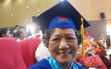 Cụ bà 75 tuổi nhận bằng tốt nghiệp đại học ngành Dược