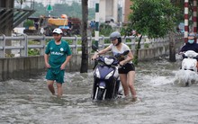 Loạt ảnh người dân TP HCM hì hục dắt xe qua đoạn đường ngập ngày triều cường dâng cao