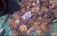 Thợ lặn dọn rác dưới đáy biển tình cờ thấy kho báu khổng lồ