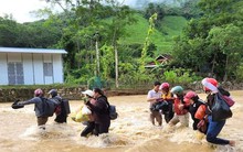 Lũ 'nuốt chửng' nhiều tuyến đường, hàng nghìn người đang bị cô lập