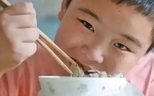 Nhìn con trai 10 tuổi điên cuồng ăn uống để tăng 15kg trong 3 tháng, người cha nghẹn ngào bật khóc vì lý do này