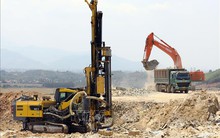 Cao tốc Bắc - Nam vẫn còn gặp thách thức về mặt bằng và vật liệu