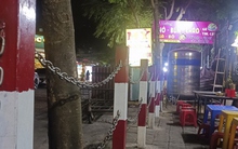 Hàng quán tháo xích vỉa hè, bày biện bàn ghế bán hàng bất chấp biển cấm