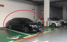 Mặt dày để xe ở lốt nhà hàng xóm 3 năm, người phụ nữ quen thói "dùng chùa" nhận cái kết muối mặt