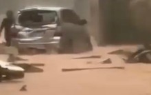 Mưa lớn, đường ngập, tường rào đổ sập khiến học sinh bị thương